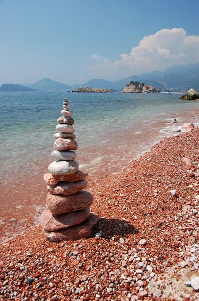 Hög med stenar på vackra steniga stranden i montenegro — Stockfoto