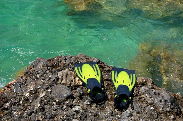 Snorkeling situado em uma praia rochosa em Montenegro — Fotografia de Stock
