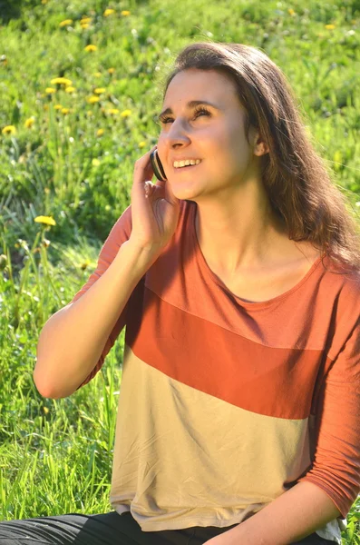 Menina morena atraente bonita falando no telefone móvel — Fotografia de Stock