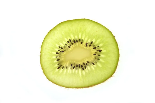 Rebanada de kiwi aislado sobre fondo blanco — Foto de Stock