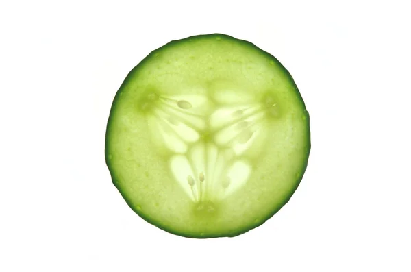 Beyaz arka plan üzerinde izole salatalık dilim — Stok fotoğraf