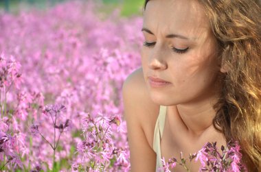 muhteşem çayır kır çiçekleri ile dolu güzel çekici genç kız