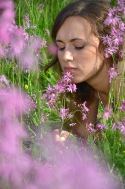 muhteşem çayır kır çiçekleri ile dolu güzel çekici genç kız
