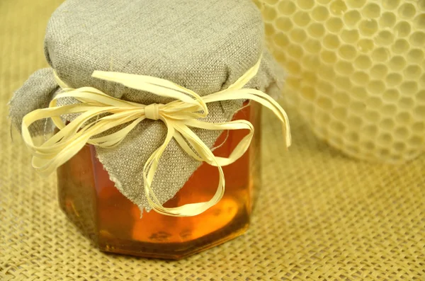Tarro de miel fresca deliciosa con panal —  Fotos de Stock