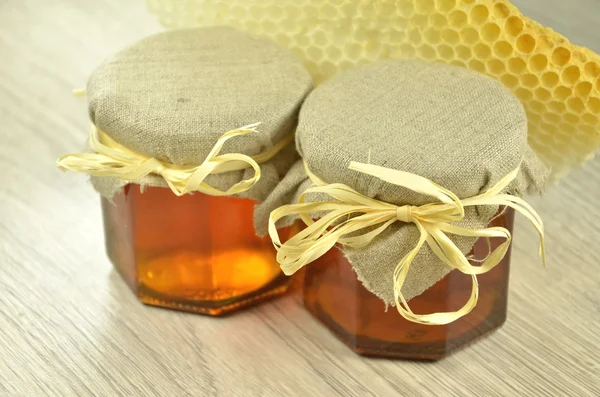 Dois frascos de mel delicioso fresco com favo de mel — Fotografia de Stock