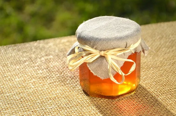 Frasco de mel delicioso fresco — Fotografia de Stock