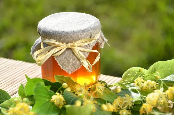 Pot van vers en lekker honing met linden bloemen Rechtenvrije Stockfoto's