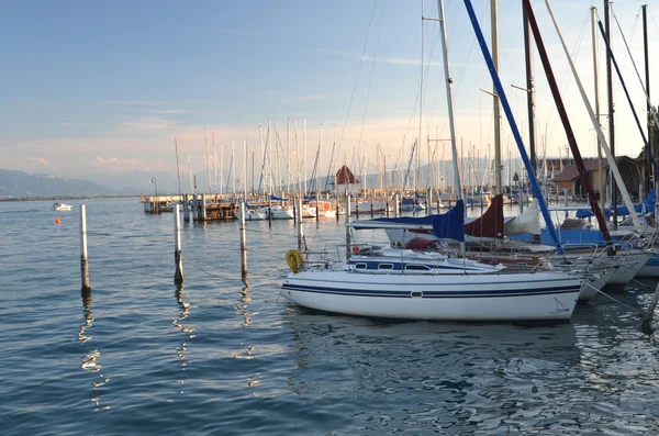 Malebného přístavu lindau u Bodamského jezera, Německo — Stock fotografie