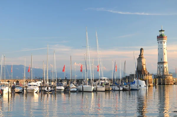 Scenic view on the entrance of the harbor in Lindau island on Lake Bodensee, Germany — Stock Photo, Image