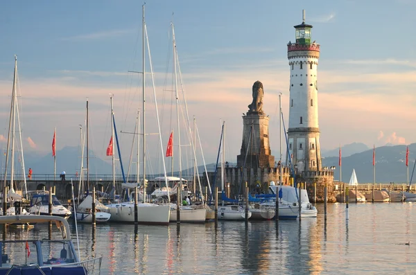 Vista panorámica de la entrada del puerto en la isla de Lindau en el lago Bodensee, Alemania — Foto de Stock