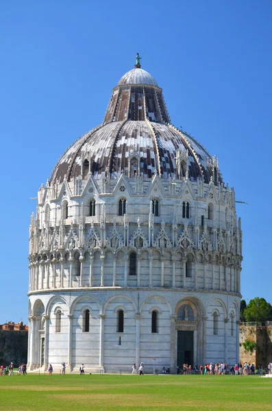 Das berühmte Taufbecken auf dem Platz der Wunder in Pisa, Italien — Stockfoto