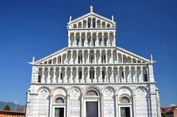 Façade of cathedral on Square of Miracles in Pisa, Italy — Stockfoto