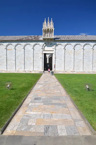 Entrada para o Cemitério na Praça dos Milagres em Pisa, Itália — Fotografia de Stock