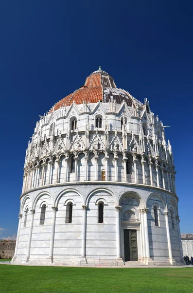 Det berömda baptisteriet på torget av mirakel i pisa, Italien — Stockfoto