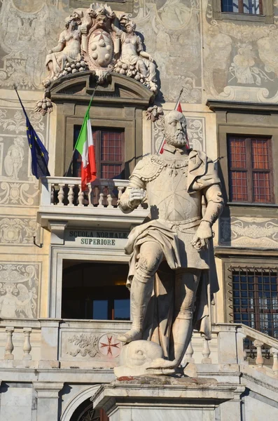 Piękny budynek Uniwersytetu na Piazza dei Cavalieri w Pizie, Toskania - Włochy — Zdjęcie stockowe