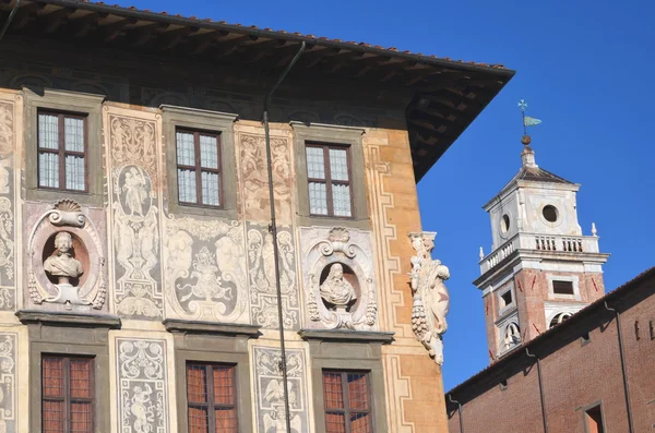 Piękny budynek Uniwersytetu na Piazza dei Cavalieri w Pizie, Toskania - Włochy — Zdjęcie stockowe