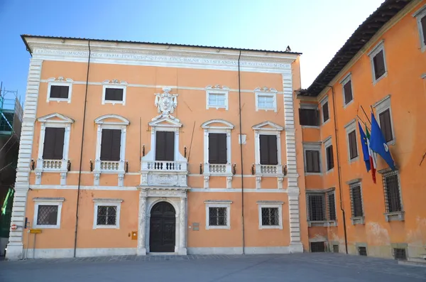 Beautiful historic buildings on Piazza dei Cavalieri in Pisa, Tuscany - Italy — Stock Photo, Image