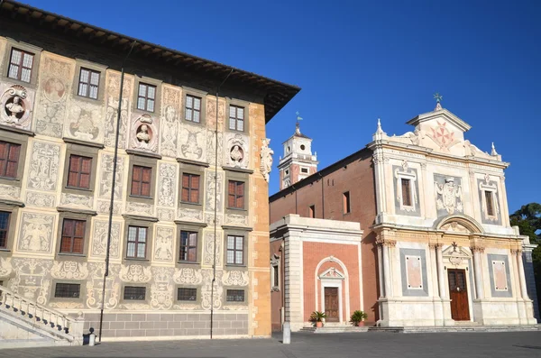 Piękny budynek Uniwersytetu i Kościół na placu piazza dei cavalieri w pisa, Toskania - Włochy — Zdjęcie stockowe