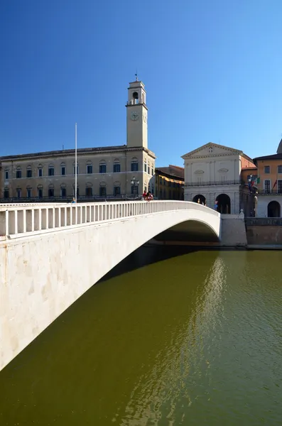 Мост Медзо через реку Арно в Пизе, Италия — стоковое фото
