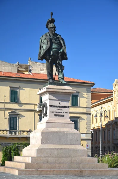 Het standbeeld en het plein vittorio emanuele II in pisa, Italië — Stockfoto