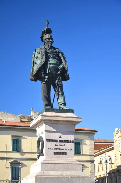 La estatua y la plaza de Vittorio Emanuele II en Pisa, Italia — Foto de Stock