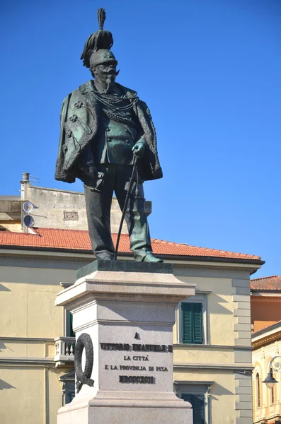 La estatua y la plaza de Vittorio Emanuele II en Pisa, Italia — Foto de Stock