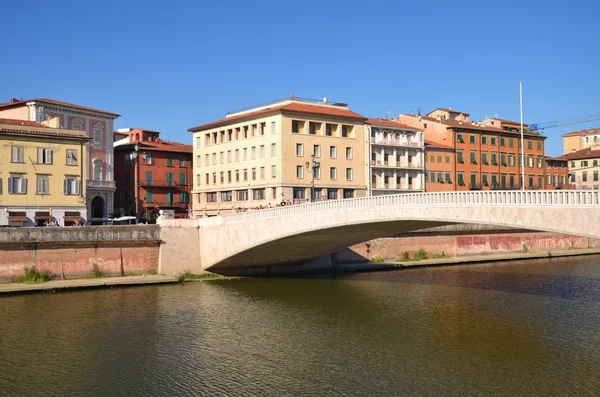 Mezzo most přes řeku arno v pisa, Itálie — Stock fotografie