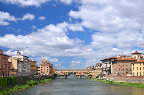 Festői kilátással a színes Ponte Vecchio Arno folyó, Firenze, Olaszország — Stock Fotó