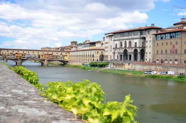 Malowniczy widok na kolorowy ponte vecchio nad rzeką arno we Florencji, Włochy — Zdjęcie stockowe