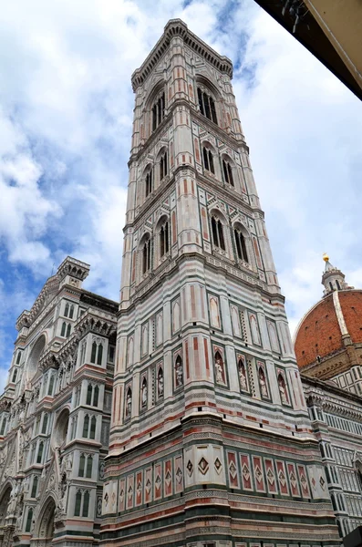 Spektakulär utsikt över berömda marmor katedralen santa maria del fiore i Florens, Italien — Stockfoto