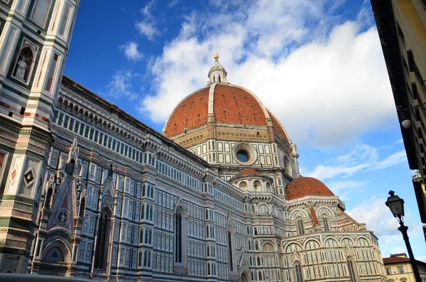 Spectacular view of famous marble cathedral Santa Maria del Fiore in Florence, Italy — Stock Photo, Image