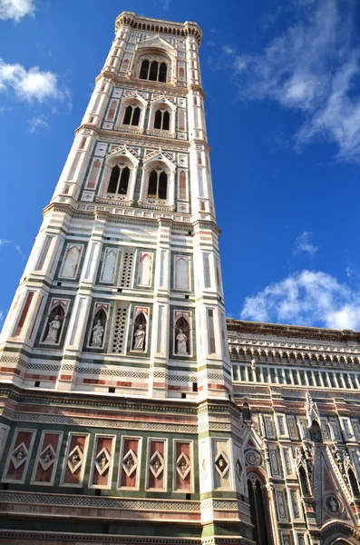 Výhled na slavný mramorový katedrály santa maria del fiore ve Florencii, Itálie — Stock fotografie