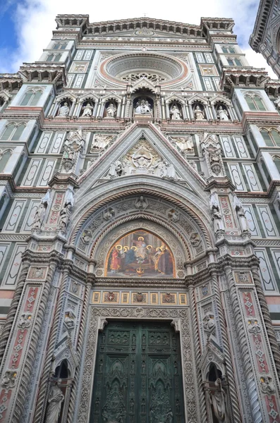 Spectaculair uitzicht op de beroemde marmeren kathedraal santa maria del fiore in florence, Italië — Stockfoto