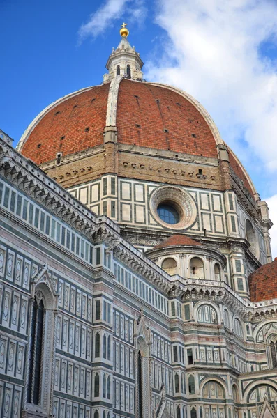 Výhled na slavný mramorový katedrály santa maria del fiore ve Florencii, Itálie — Stock fotografie