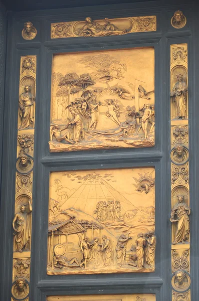 Portes d'Or du Paradis par Lorenzo Ghiberti dans Baptistère de San Giovanni à Florence, Italie — Photo