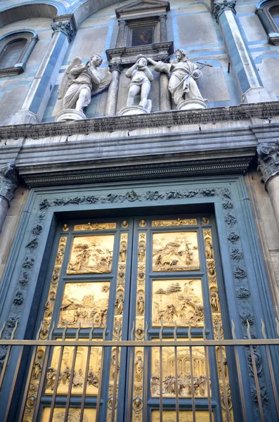 Portas de Ouro do Paraíso por Lorenzo Ghiberti em Baptistério de San Giovanni em Florença, Itália — Fotografia de Stock