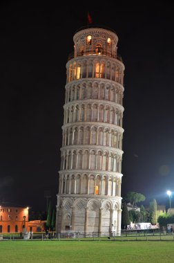 Pisa, Toskana - İtalya mucizeler meydanında gece leaning tower