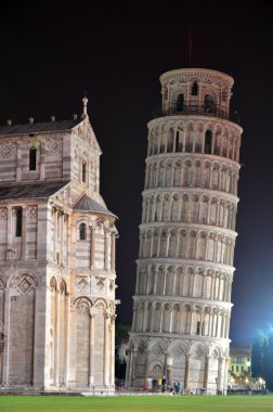 Pisa, Toskana - İtalya mucizeler meydanında gece leaning tower