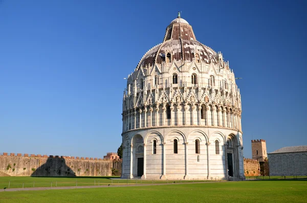 O famoso batistério na Praça dos Milagres em Pisa, Itália — Fotografia de Stock