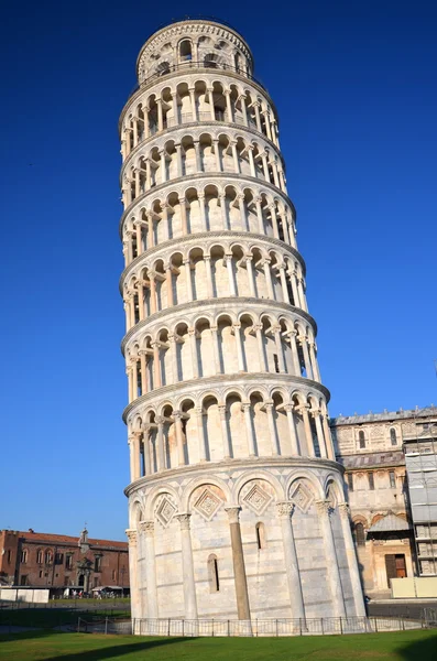 Der berühmte Schiefe Turm auf dem Platz der Wunder in Pisa, Toskana - Italien — Stockfoto
