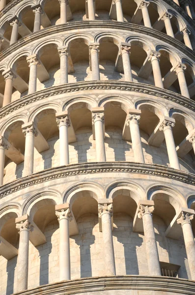 意大利托斯卡纳比萨奇迹广场上著名的倾斜塔 — 图库照片