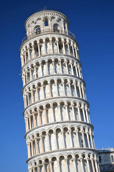 De beroemde Scheve Toren op het Plein der Wonderen in Pisa, Toscane - Italië — Stockfoto