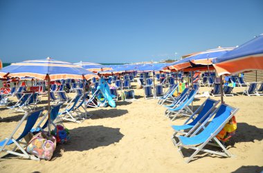 renkli plaj şemsiyeleri ve sandalyeler güzel Beach marina di pisa, Toskana, İtalya
