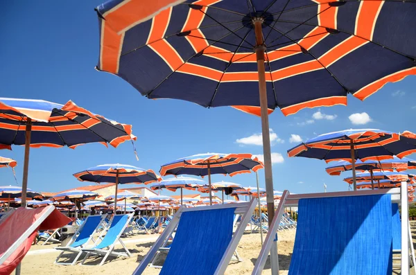 Coloridos sombrillas y sillas de playa en la hermosa playa de Marina di Pisa, Toscana en Italia — Foto de Stock