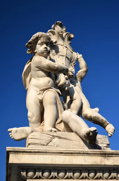 İtalya, Pisa 'daki Mucizeler Meydanı' ndaki meleklerin heykeli. — Stok fotoğraf