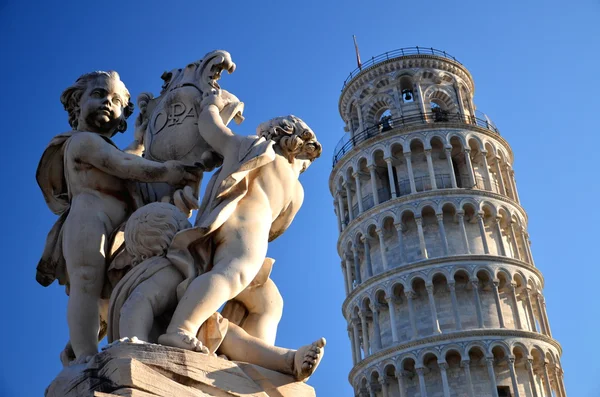 Die Statue der Engel auf dem Platz der Wunder in Pisa, Italien — Stockfoto