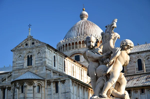 The statue of angels on Square of Miracles in Pisa, Italy — Stock Photo, Image