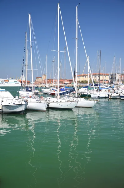 Yachts en marina en Livourne, Italie — Photo