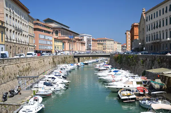 Vista pitoresca em barcos no canal da cidade em Livorno, Itália — Fotografia de Stock