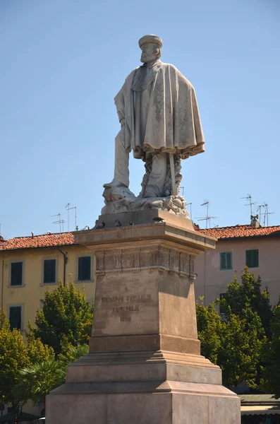 里窝那、 意大利朱塞佩 · 加里波第的雕像 — 图库照片